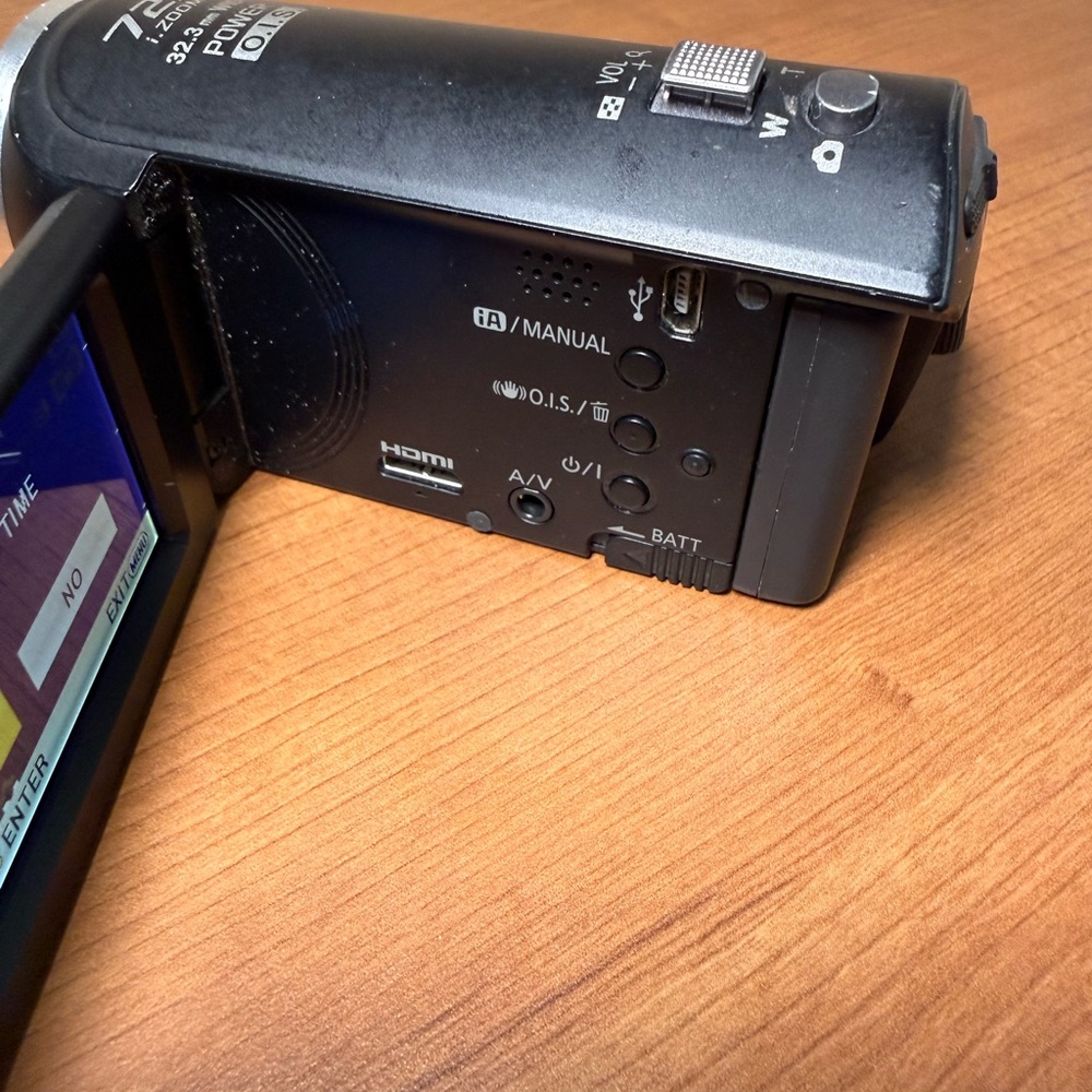 Panasonic HC-V201 Full
HD Video Camcorder
10MP 72x Zoom With Battery - Picture 5 of 14